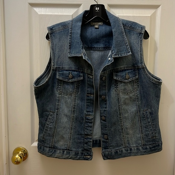 Roz & Ali Other - Denim Vest with 2/side pockets & 2 button breast pockets